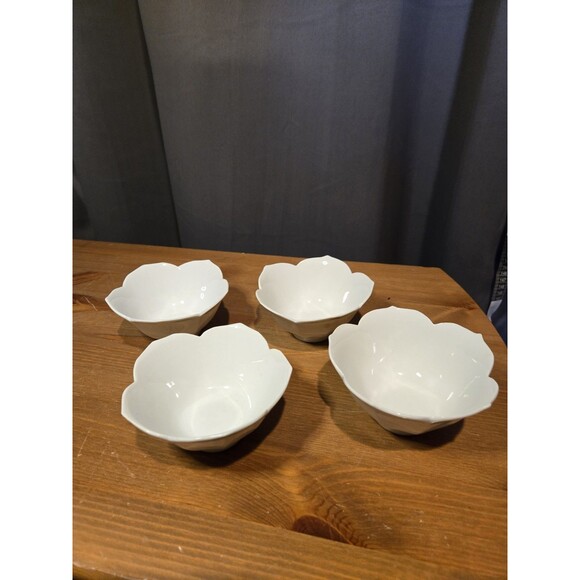 Vintage Porcelain Lotus Tulip Rice Bowl, Japan - Picture 2 of 8